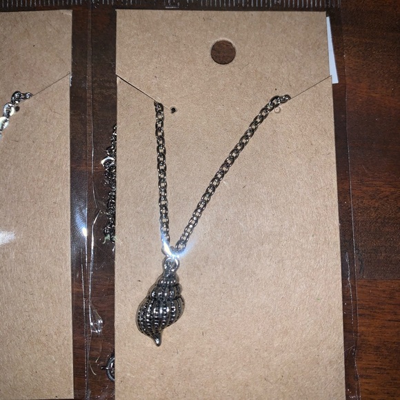 Silver Tone Seashell Necklaces NWT 16 inch - Picture 2 of 3